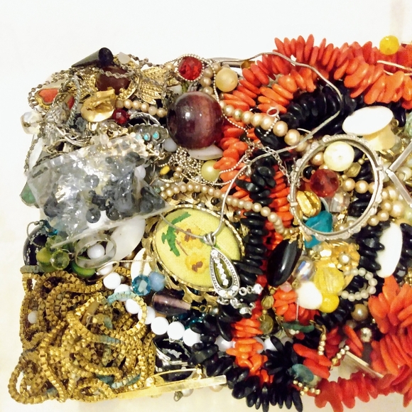 Costume Jewelry Scrap Lot 5lbs. - Picture 5 of 8